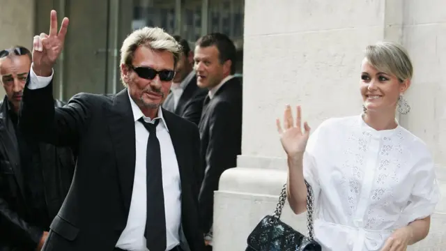 Sa dernière épouse, Læticia Hallyday née Boudou, un mannequin de 32 ans sa cadette, a passé 20 ans de sa vie avec la star. C'est elle qui annonce son décès sur les réseaux sociaux.