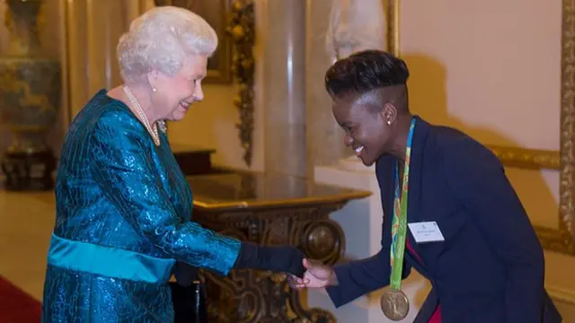 A rainha Elizabeth 2ª com Nicola Adams