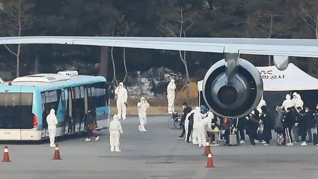 31일 오전, 중국 우한시와 인근 지역에 고립돼 있던 한국 교민들이 김포국제공항에 도착했다
