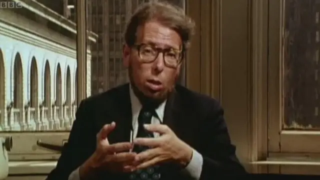 El célebre psicólogo Stanley Milgram durante una entrevista con la BBC sobre su experimento (Imagen de archivo). Milgram murió en 1984.