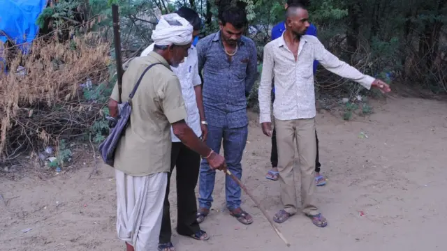 યુવાનોને શીખવી રહેલાં ધનજી પગી