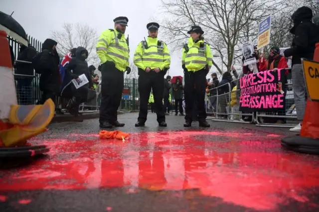 Краска на асфальте, разлитая участницей демонстрации