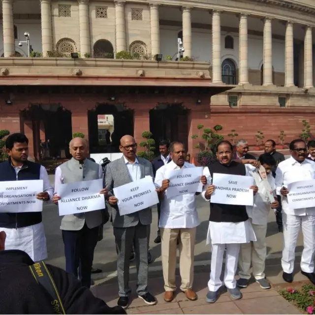 పార్లమెంటు వద్ద టీడీపీ ఎంపీల నిరసన