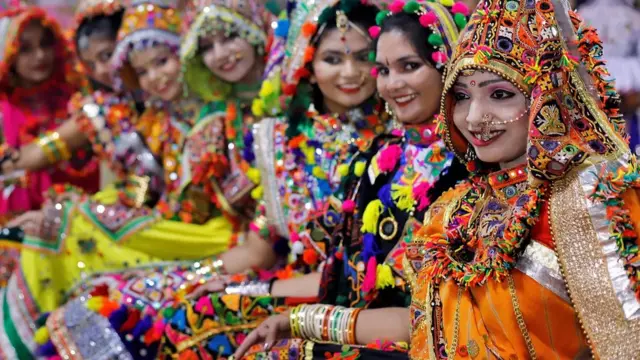 ગરબા રમતી યુવતીઓ