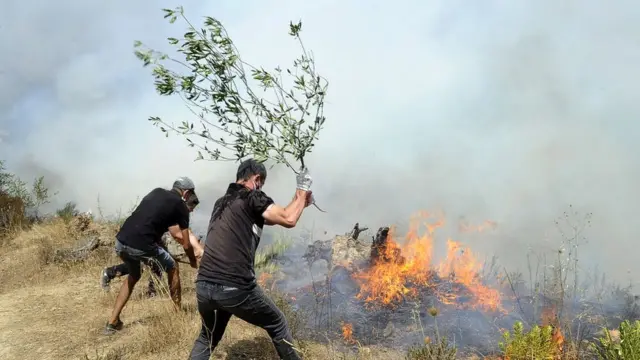 Aldeanos intentan apagar el fuego