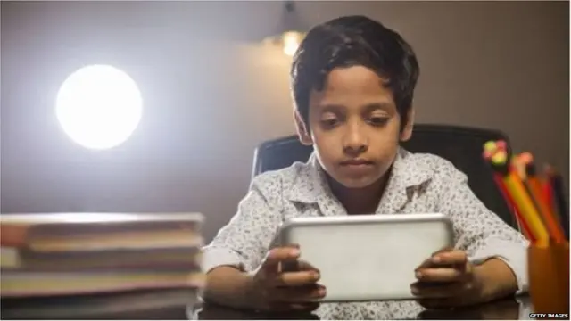 मोबाइल देखती एक लड़का