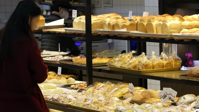 빵을 구경하는 여성