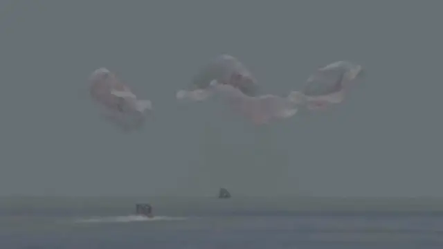 Imagen lejana del amerizaje de la cápsula Dragon