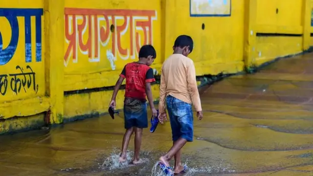 সম্প্রতি উত্তরপ্রদেশ সরকার এলাহাবাদ শহরের নাম বদলে রেখেছে প্রয়াগরাজ