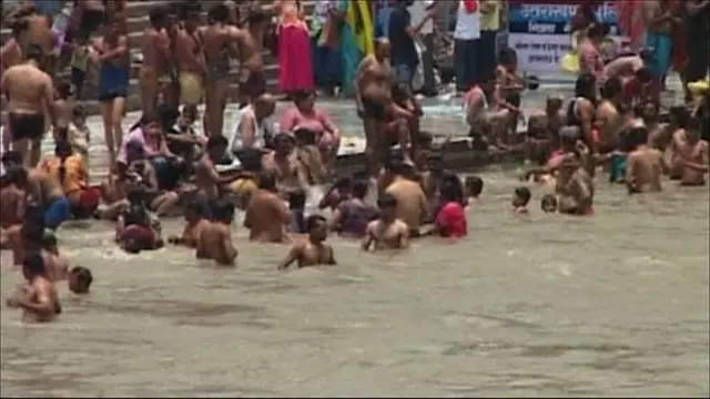 ගංගා නම් ගංගාවේ ශුද්ධ ජලයෙන් පිරිසුදු වී