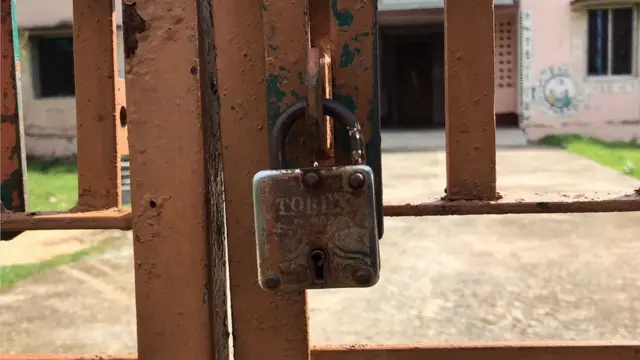 ఊపర్బేడాలో మూసివున్న ఆసుపత్రి