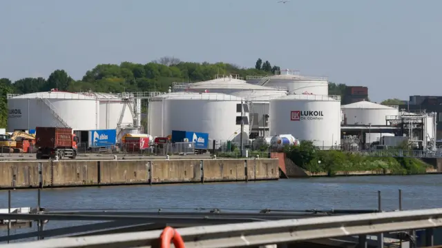 Ibigega by'ibitoro bya kompanyi ya Lukoil yo mu Burusiya biri ku kicaro gikuru cyayo