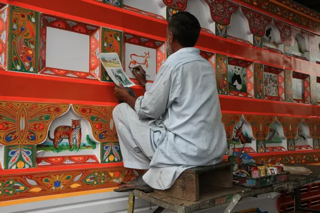 Oslikavanje bočne strane kamiona motivima životinja, a prema predlošku iz ilustrovane knjige za decu. Ravalpindi, Pakistan. Iako bez formalnog obrazovanja, majstori angažovani na oslikavanju vozila veoma su vešti.