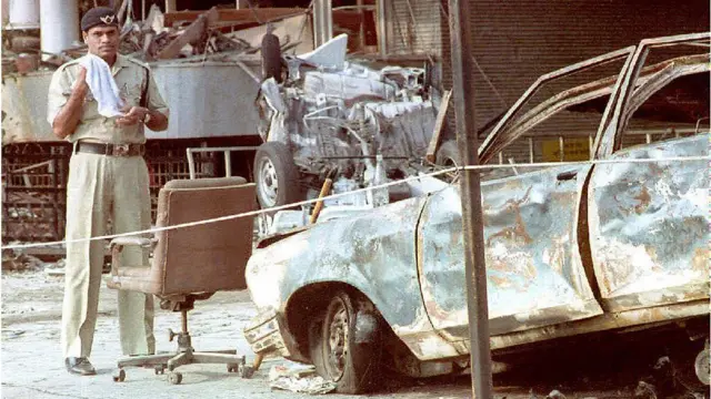 एअर इंडिया इमारतीजवळ झालेलं नुकसान