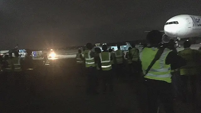 Jami'an shige da fice a filin jirgin sama na Murtala Muhammad da ke Legas yayin tarban 'yan Najeriya mazauna South Africa da suka dawo gida