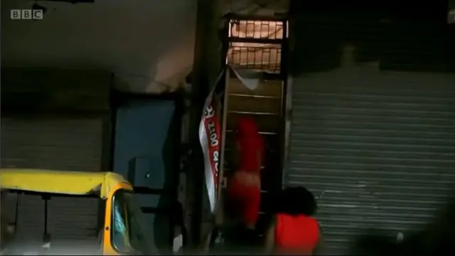 কাজের প্রতিশ্রুতি দিয়ে আফ্রিকার নানা দেশ থেকে নারীদের ভারতে নিয়ে যাওয়া হচ্ছে। কিন্তু তাদের সেখানে যৌনকর্মী হিসেবে কাজ করতে বাধ্য করা হচ্ছে।