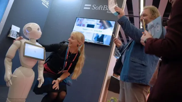 El robot "Pepper" interactúa con visitantes en el stand de SoftBank Robotics