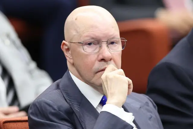 Demóstenes Torres usando terno escuro durante sessão no STF e colocando a mão no queixo