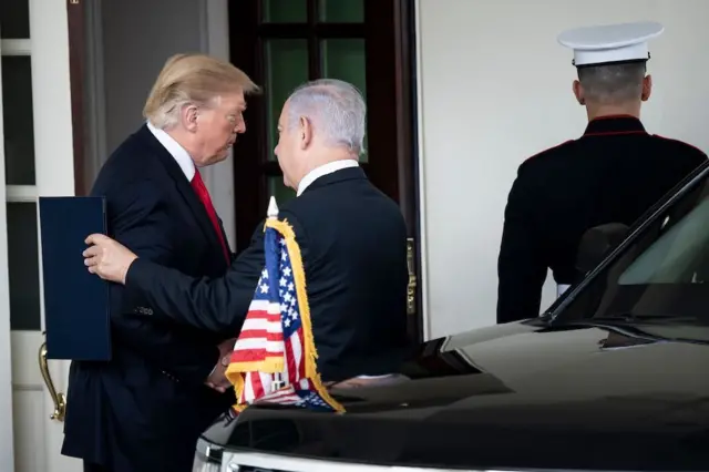 Ông Donald Trump khi đương chức tổng thống Mỹ và Thủ tướng Israel Benjamin Netanyahu ở thủ đô Washington vào năm 2019