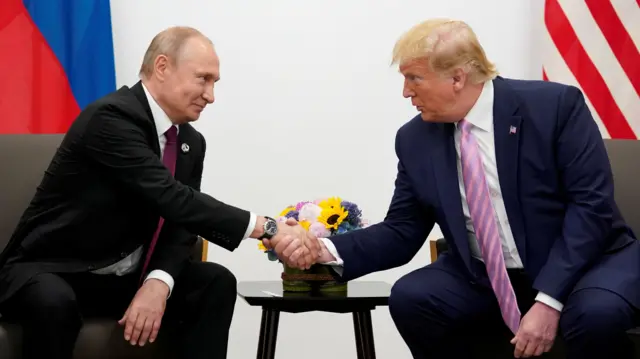 Rusya Devlet Başkanı Vladimir Putin ve ABD Başkanı Donald Trump, 28 Haziran 2019'da Japonya'nın Osaka kentinde düzenlenen G20 liderler zirvesinde ikili görüşmede el sıkışıyor.