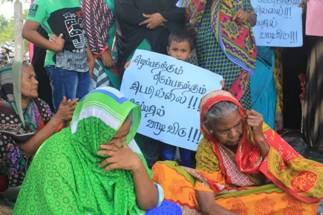 ஒலுவில் துறைமுகம்: மக்களும் மீனவர்களும் எதிரும் புதிருமாக தொடர் போராட்டம்