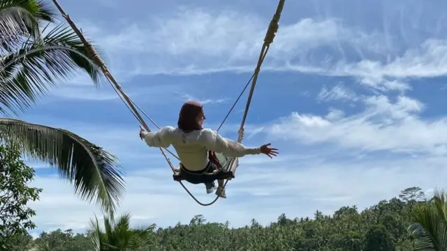 تمتعت هنا بجزء من رحلة شهر العسل في مدينة بالي.. لكن فرحتها لم تكتمل إذ اضطر الزوجان للعودة بسبب تعليق مصر للطيران