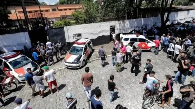 Pessoas reunidasposso jogar na lotofacil pela internetfrente a escolaposso jogar na lotofacil pela internetSuzano após massacreposso jogar na lotofacil pela internet2019