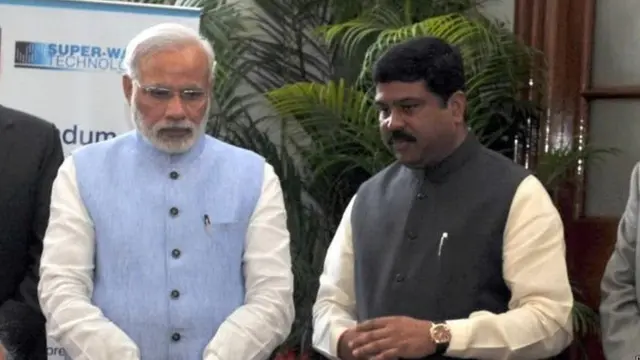 प्रधानमंत्री नरेंद्र मोदी के साथ केंद्रीय राज्यमंत्री धर्मेंद्र प्रधान.