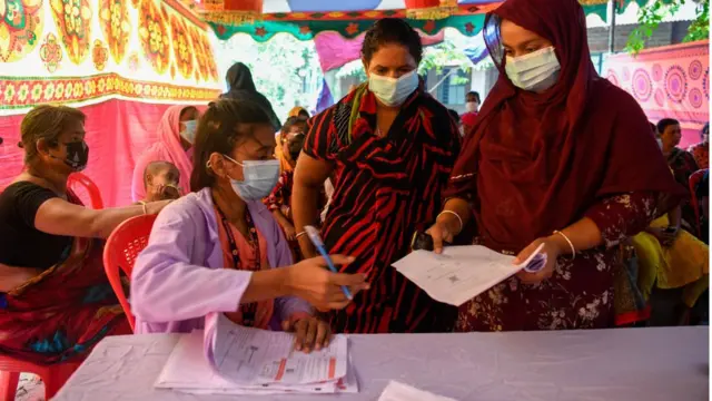 গণটিকা কার্যক্রমে টিকা কেন্দ্রে নিবন্ধন করা হচ্ছে।