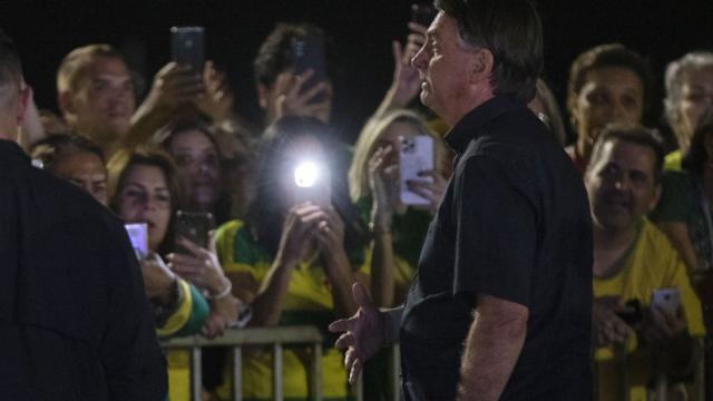 Boslonaro fala com apoiadores após o primeiro turno