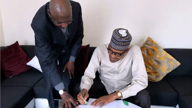 Onyeisiala Muhammadu Buharị na onyeisi ndịọrụ ya bụ Abba Kyari