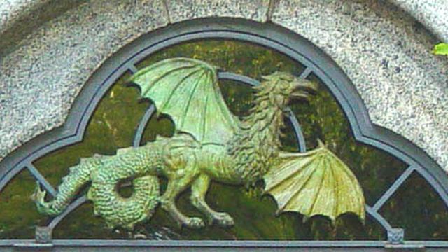 Мифиеский дракон с птичьей головой на фоне окна