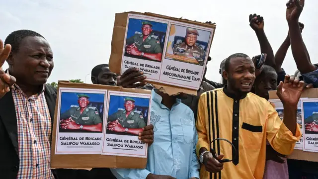 সেনা অভ্যুত্থানের পর অধিনায়কদের ছবি নিয়ে রাস্তায় আনন্দ করছেন সমর্থকরা