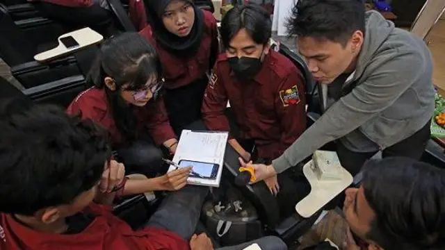 Pelaku pasar modal memberikan arahan dan pelatihan kepada mahasiswa tentang cara berinvestasi lewat pasar modal saat acara Literasi dan Inklusi Keuangan Indonesia di Kampus UIN Syarief Hidayatullah, Ciputat, Tangerang Selatan, Banten, Jumat (1/12/2023). 