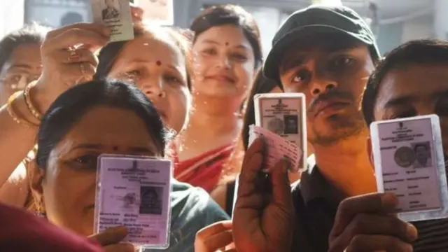 வாக்களார் அடையாள அட்டையோடு மக்கள்