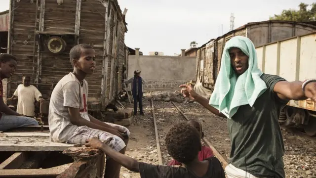 Le réalisateur discute avec les acteurs