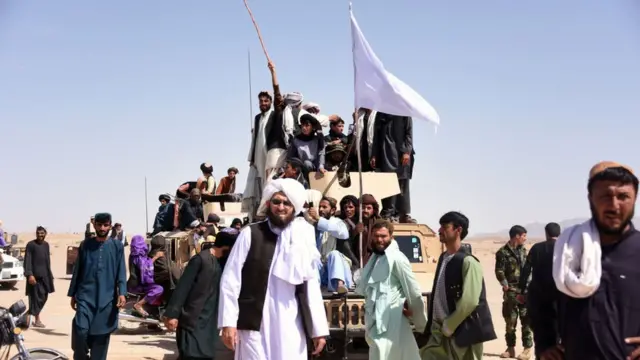 Бойцы "Талибана" с белыми флагами на джипе Афганской национальной армии во время Ураза-Байрама в 2018 году