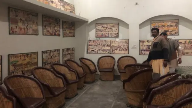 तस्वीरों से भरा कमरा