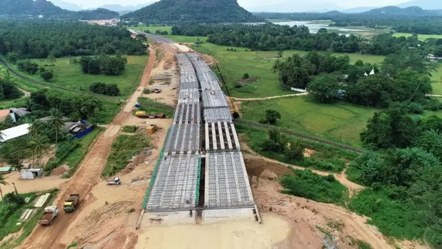 දැනට ඉදිවෙමින් පවතින මධ්යම අධිවේගී මාර්ගයේ කොටසක්