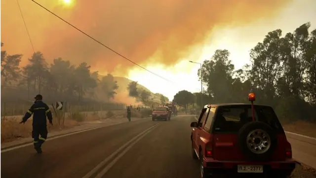 Поблизу Патри пожежникам довелося евакуювати чотири селища.