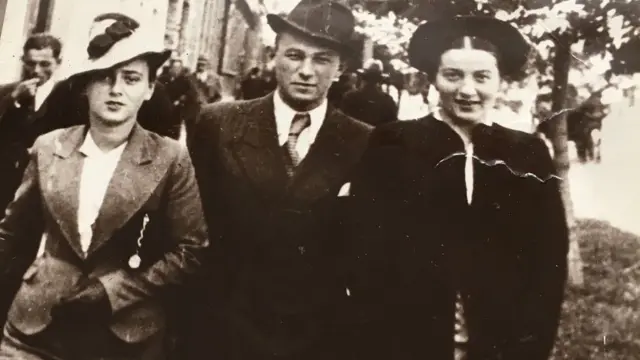 Em foto em sépia, Liza, tia de Mikhail, aparece ao lado de amigos - todos foram mortos pelos nazistas