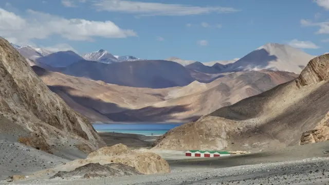 লাদাখের এই প্যাংগং লেকেও ভারত ও চীনের সেনারা রয়েছে মুখোমুখি অবস্থানে