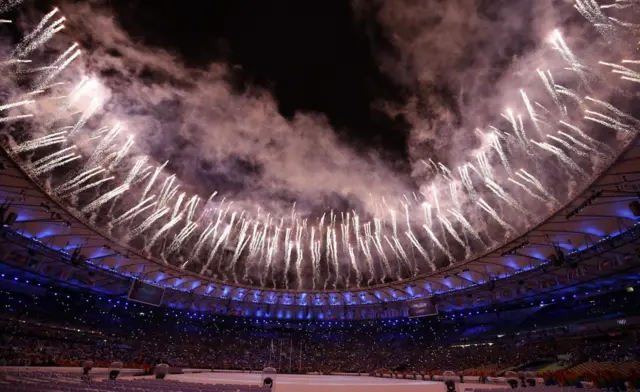 Fuegos artificiales en el Maracaná.