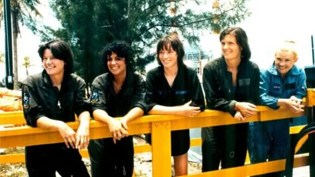 సలివాన్(కుడి నుంచి రెండో వ్యక్తి)