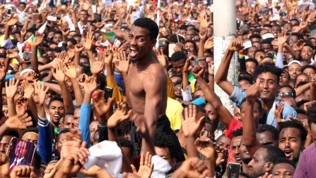 ደስታቸውን በመስቀል አደባባይ እየገለፁ ያሉ ሰልፈኞች