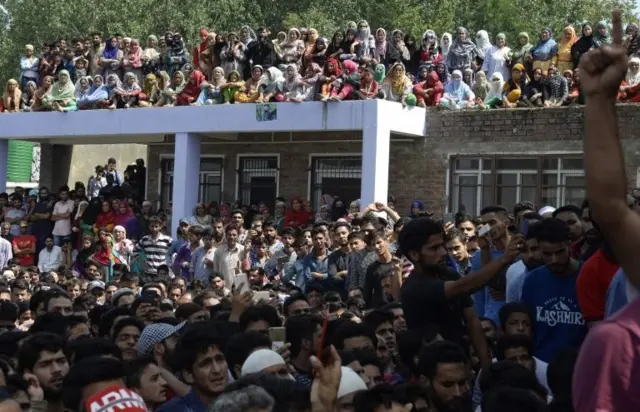 कश्मीर में अंतिम संस्कार में शामिल लोग