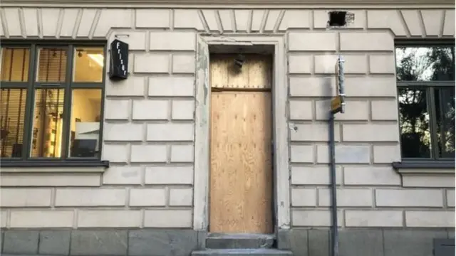 এই ভবনটিতেও হামলা হয়েছে। এর কাছেই একটি স্কুল আছে