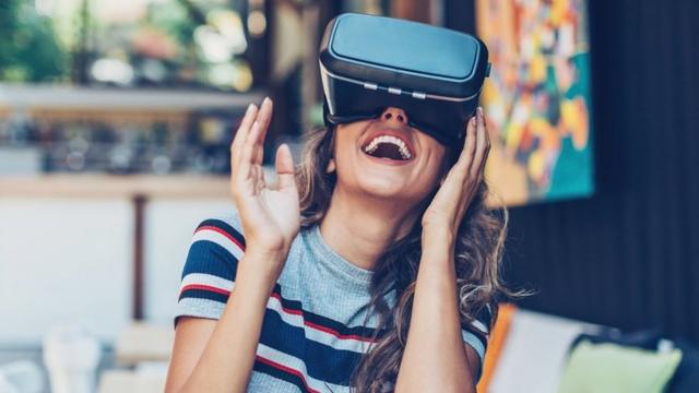 mujer experimentando realidad virtual