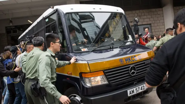 传媒拍摄曾荫权被押送的情况