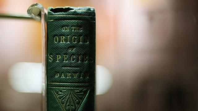 Libro "El origen de las especies", de Charles Darwin.